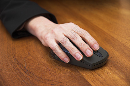 鼠标手桌面指甲办公室技术老鼠多样性电脑公司退休女性手指背景