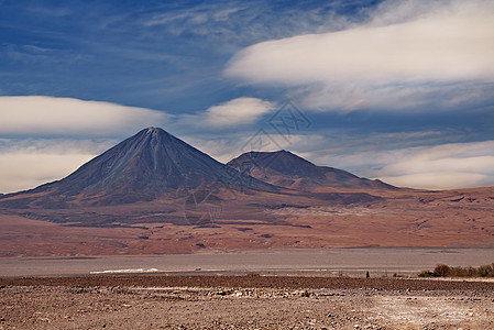 智利阿塔卡马沙漠Licancabur和Juriques火山石头气候地区城市蓝色远足天空山脉沙漠图片