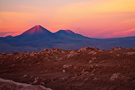 智利阿塔卡马沙漠Licancabur和Juriques火山以及 Atacama沙漠山的日落图片