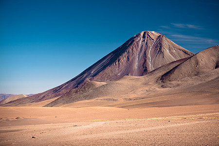 智利与玻利维亚边界上的Licancabur和Juriques火山气候法律矿物高原石头天空环境休眠荒野寂寞图片