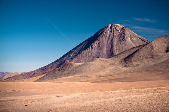 智利与玻利维亚边界上的Licancabur和Juriques火山气候法律矿物高原石头天空环境休眠荒野寂寞图片