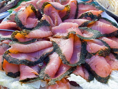 配新烟熏鲑鱼草本植物午餐课程餐厅鱼片海鲜熏制用餐盘子小吃图片