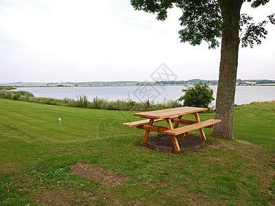 海边的排海桌面乐趣木头浪漫桌子季节草地享受食物自由场景图片