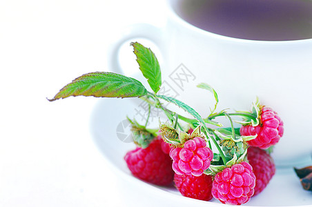 草莓茶输液衬套杯子玻璃覆盆子山楂叶子草本植物茶杯水果图片