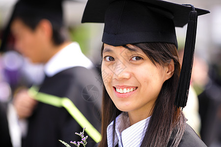 脱离亚洲女童毕业女性教育学生研究生快乐头发中学少数民族学习大学图片