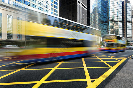 公共汽车在街上超速行驶蓝色商业穿越运动照片交通运输速度街道人行道图片