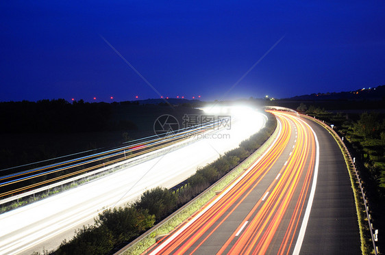 高速公路上夜间交通踪迹街道天空汽车小径红色运输车道蓝色大灯图片