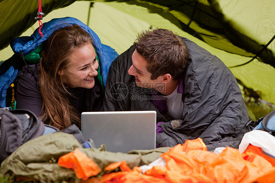使用计算机进行露营男人笔记本女朋友假期冒险成人夫妻女士技术空气图片