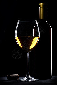 白葡萄酒瓶和玻璃饮料白色软木香味水晶庆典背光液体黄色品酒图片