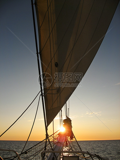 海上日落旅行蓝色航行天空太阳启航血管海洋红色装备图片