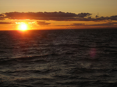 海上日落航行绳索红色天空游艇太阳水手水手们帆船桅杆图片