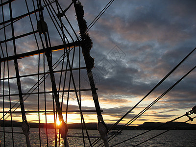 日落在borad 船上启航帆船波浪蓝色太阳绳索水手们血管天空水手图片