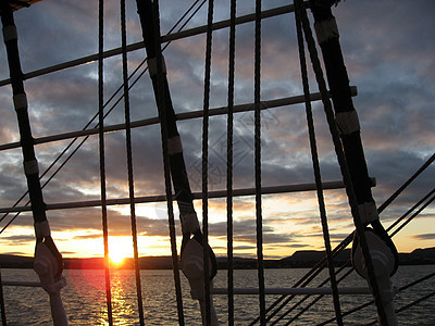 日落波浪水手们海洋装备水手红色航行桅杆游艇黄色背景图片