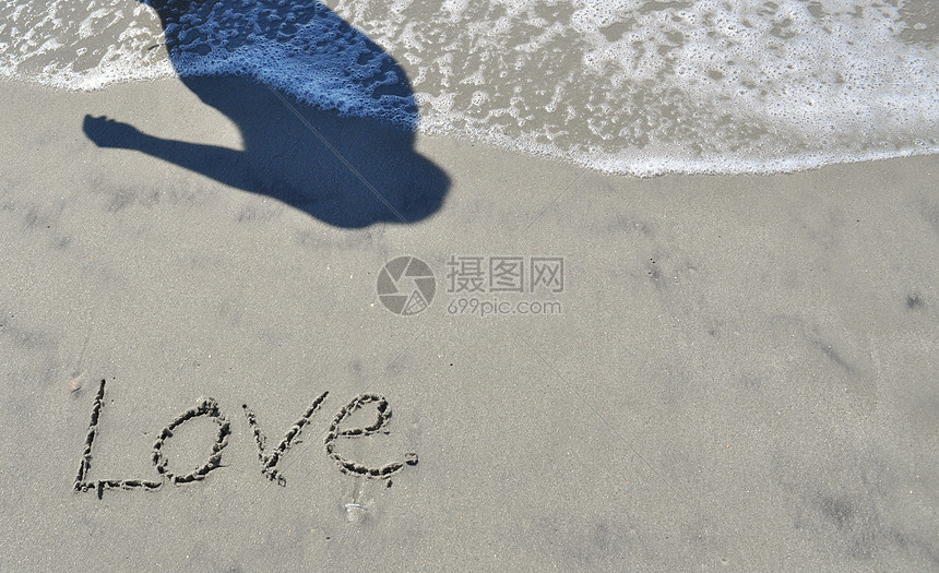 爱在沙沙中泡沫海洋写作海浪棕褐色图片