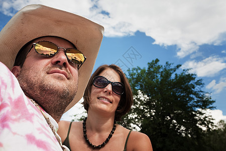 快乐的情侣女士丈夫男性反射牛仔夫妻帽子眼镜女朋友妻子图片