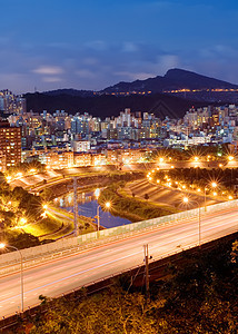 台北美丽的夜景天空街道戏剧性景观市中心天际蓝色房子建筑学交通图片