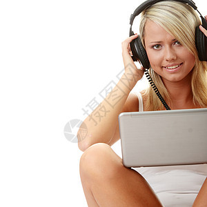 在电脑上收听音乐的校友学生耳机金发下载女性地面学习女孩白色微笑笔记本图片