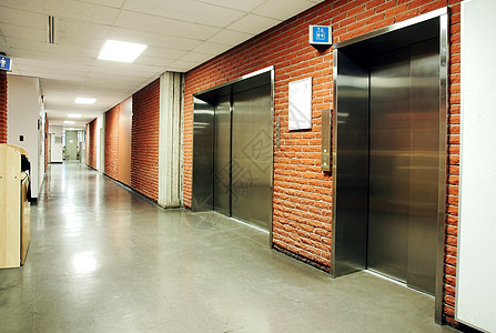 废弃走廊的钢铁门电梯图片