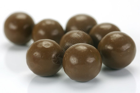 巧克力混合球涂层食物白色糖果背景图片