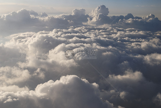 云层之上天空飞行航班蓝色日落白色航空公司风景鸟瞰图地平线图片