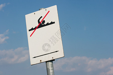 无游泳波浪游泳者蓝色白色警告危险招牌天空银行图片