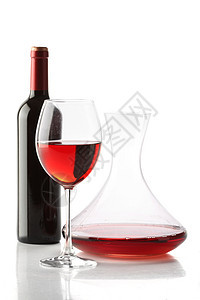 红葡萄酒 一瓶酒 一杯玻璃和脱盐水图片