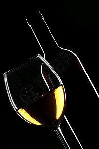 白葡萄酒瓶和玻璃瓶子香味水晶背光派对白色品酒庆典黄色液体图片