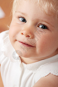 婴儿女孩肖像蓝色喜悦幸福尿布眼睛童年家庭情感乐趣儿科图片