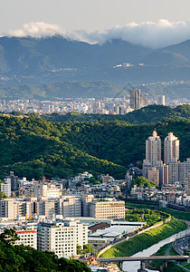 具有河流和山山的城市风景建筑学城市商业场景蓝色景观地标公寓旅行财产图片