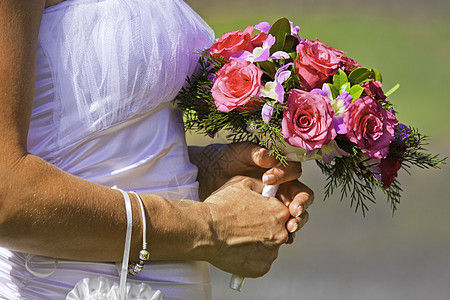 怀着美丽花束的新娘图片