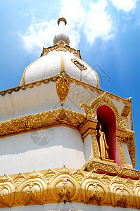 在泰国寺庙里的佛像晴天蓝色艺术天空崇拜雕像旅行雕塑图片