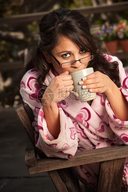在巴斯罗贝有茶咖啡的西班牙漂亮女人饮料牙裔浴衣女性甲板黑发女士眼镜女孩成人图片