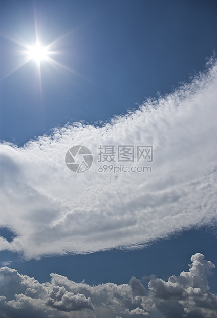 宁静的天空和云太阳阳光天堂天气积雨沉淀天蓝色季节蓝色环境图片