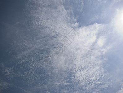 宁静的天空和云天蓝色晴天天堂阳光气象水分天气积雨环境沉淀图片