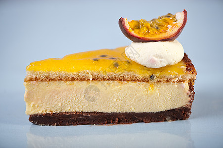 蛋糕奶油黄色背景蓝色背景图片