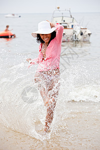 海滩的乐趣海洋幸福飞溅全身多样性女性帽子沙滩微笑女性化图片