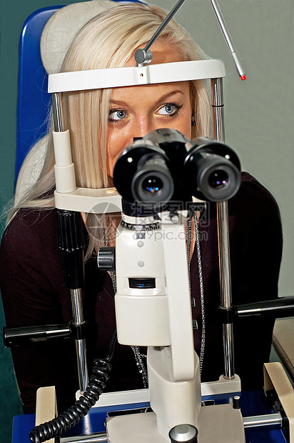 年轻女性检查视力的年轻女性眼睛验光师配镜师医生光学测试眼科图片