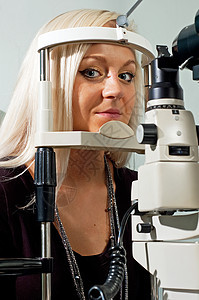 年轻女性检查视力的年轻女性测试医生眼科光学配镜师眼睛验光师图片