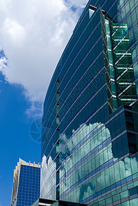 带有反射的办公大楼蓝色办公室高楼建筑学城市天空玻璃白色窗户图片