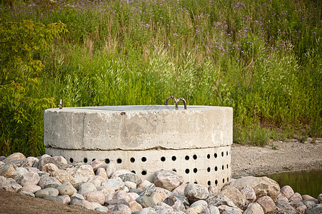暴风水管理系统穿孔混凝土管道洪水贮存环境水平池塘公园岩石雨水文学径流图片