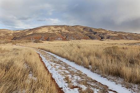 山谷的牧场道路图片