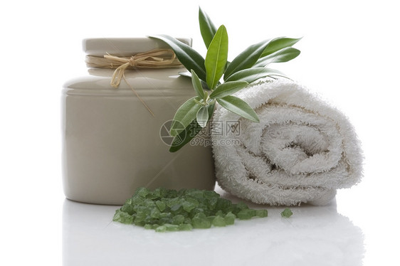 新鲜橄榄枝和浴盐擦洗精神身体水晶花瓣卫生福利叶子乐趣洗澡图片
