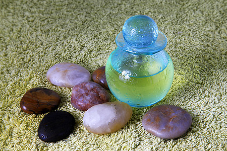 含按摩油的蓝色瓶子产品疗法石头冥想酒店治疗服务精神热带芳香图片