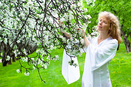 白娘子和白花婚礼树林公主绿色传奇花园女士神话新娘苹果树图片