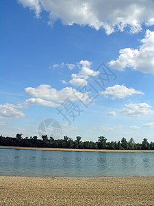 阿达湖荒野土地蓝色树木太阳绿色天空场所海滩森林图片