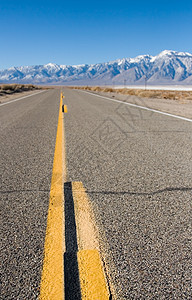 沙漠路假期小路沥青倾斜驾驶划分战略地平线车辆交通图片