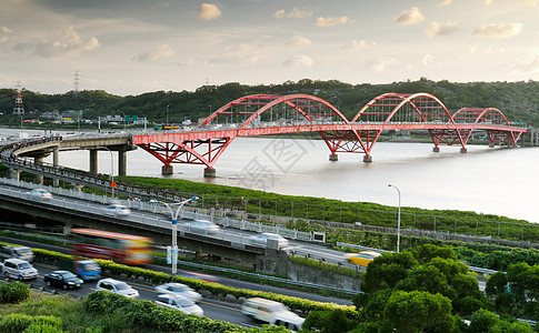 桥梁和汽车城市蓝色戏剧性旅行地标金属景观交通旅游吸引力建筑图片