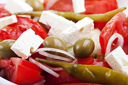 白色盘子上的希腊沙拉细节午餐饮食洋葱乳酪香料胡椒红色食物黄瓜香菜图片