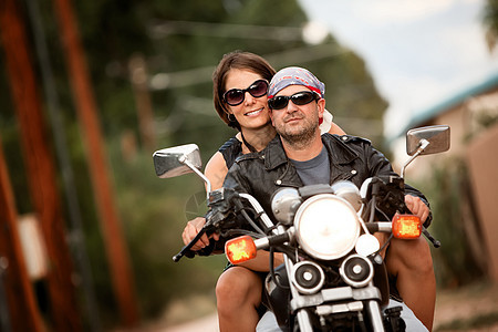 骑摩托车的男女快乐街道微笑运输夫妻眼镜驾驶女士大灯司机图片