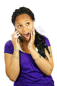 拥有移动电话的少女惊喜情感女孩们白色手机女孩多样性青年震惊八卦图片